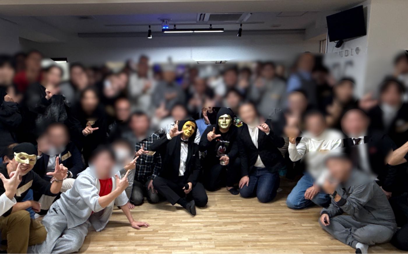 2025年の夜サロ限定大忘年会に集まった80人以上のメンバーの集合写真（顔はぼかし加工済み）